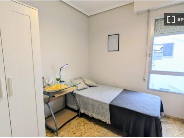 Habitación en un piso compartido de 6 habitaciones en alquiler en Moncada, todos los gastos incluido