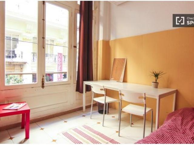 Habitación en un piso compartido de 6 habitaciones en alquiler en Sant Francesc