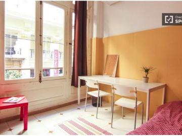 Habitación en un piso compartido de 6 habitaciones en alquiler en Sant Francesc