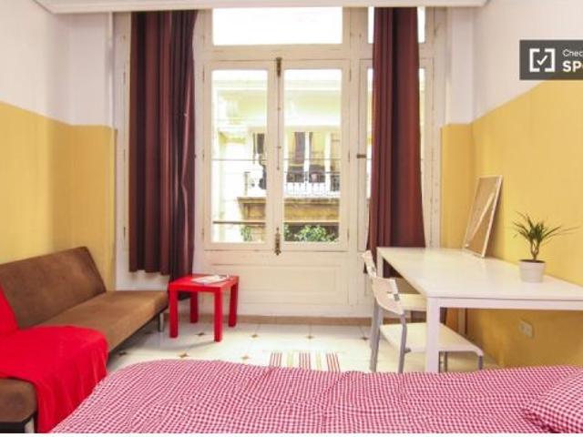 Habitación en un piso compartido de 6 habitaciones en alquiler en Sant Francesc
