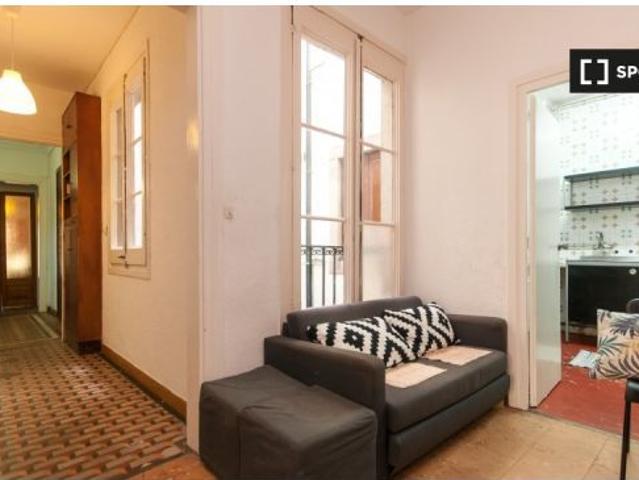 Habitación en un piso compartido de 6 habitaciones en El Gòtic, algunos gastos incluidos