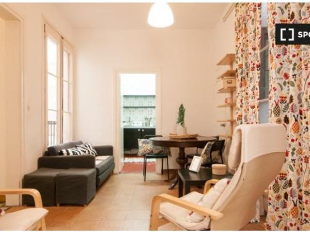 Habitación en un piso compartido de 6 habitaciones en El Gòtic, algunos gastos incluidos