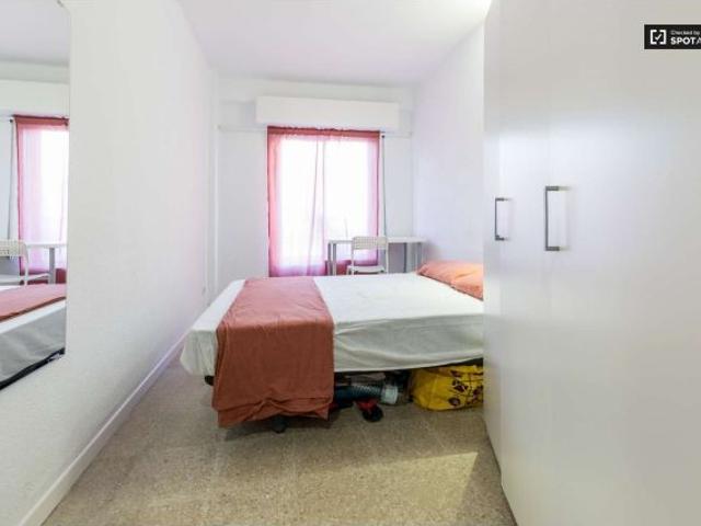 Habitación en un piso compartido de 6 habitaciones en La Petxina, ideal para estudiantes
