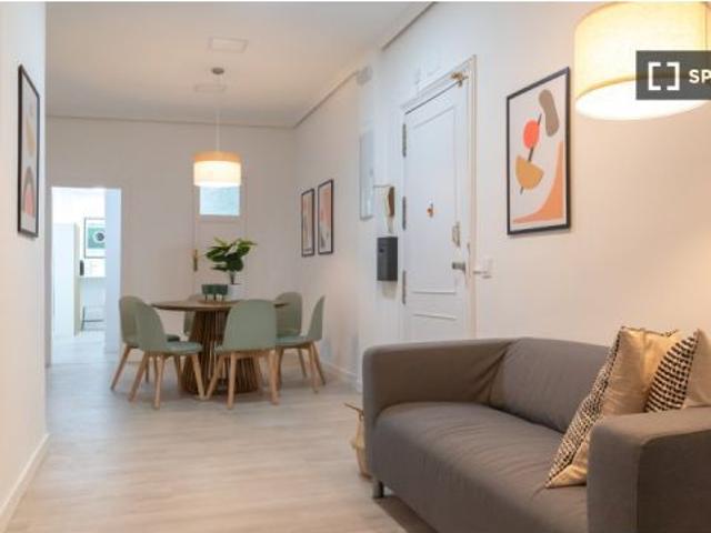 Habitación en un piso compartido de 7 habitaciones en alquiler en Trafalgar, ideal para mujeres