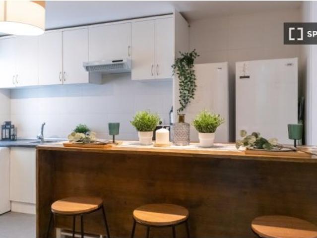 Habitación en un piso compartido de 7 habitaciones en alquiler en Palacio, ideal para profesionales