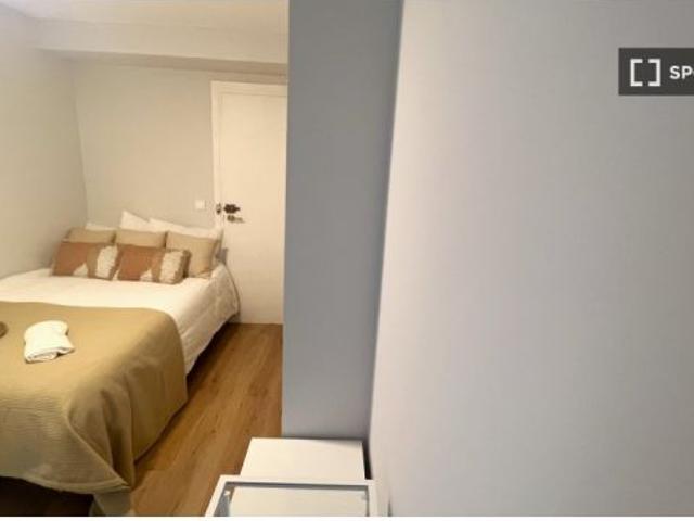 Habitación en un piso compartido de 7 habitaciones en Mont Olivet, solo para profesionales