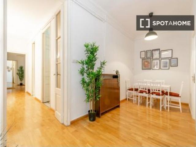 Habitación en un piso compartido de 8 habitaciones en alquiler en Vila de Gràcia, ideal para profesi