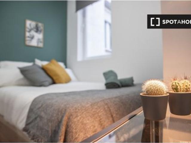 Habitación en un piso compartido de 8 habitaciones en alquiler en Palacio, todos los gastos incluido