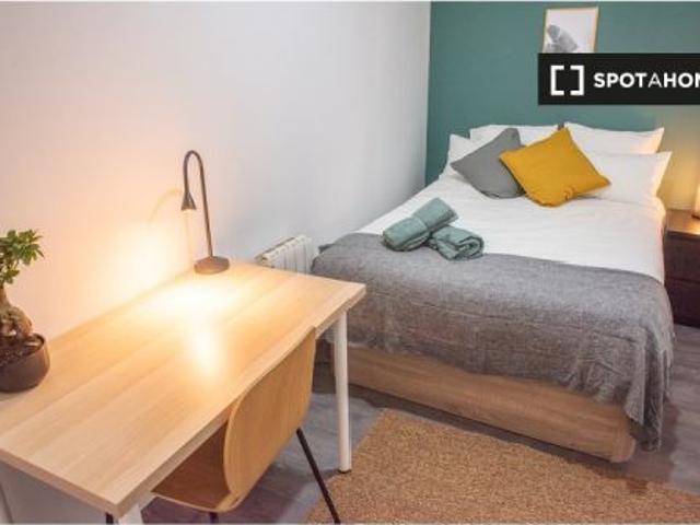 Habitación en un piso compartido de 8 habitaciones en alquiler en Palacio, todos los gastos incluido
