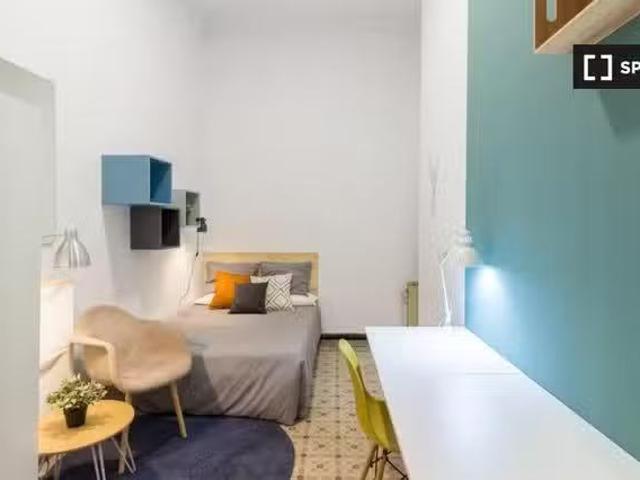 Habitación en un piso compartido de 9 habitaciones en alquiler.