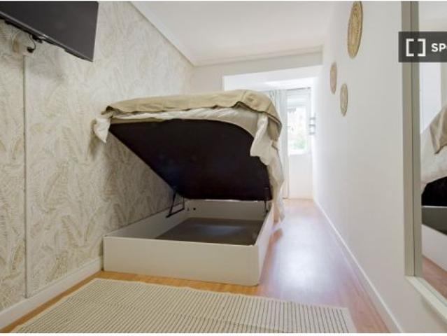 Habitación en un piso compartido de 10 habitaciones en alquiler en Guindalera