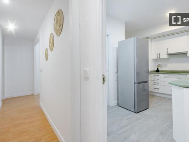 Habitación en un piso compartido de 10 habitaciones en alquiler en Guindalera