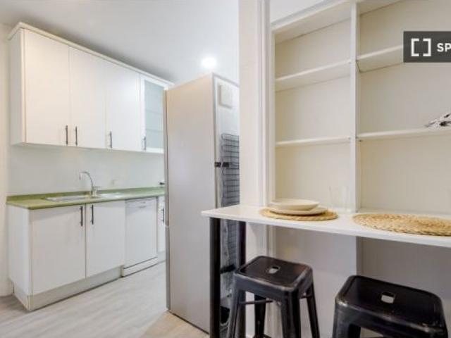 Habitación en un piso compartido de 10 habitaciones en alquiler en Guindalera
