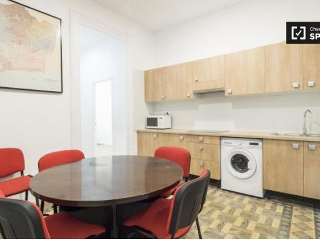Habitación en un piso compartido de 11 habitaciones en El Gòtic, con todos los gastos incluidos