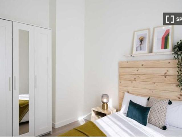 Habitación en un piso compartido de 17 habitaciones en Vallehermoso, Madrid, ideal para parejas