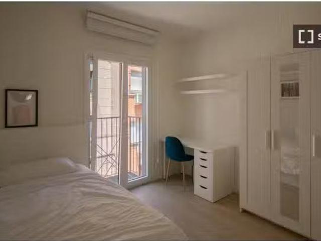 Habitación en un piso compartido de 14 habitaciones en alquile.