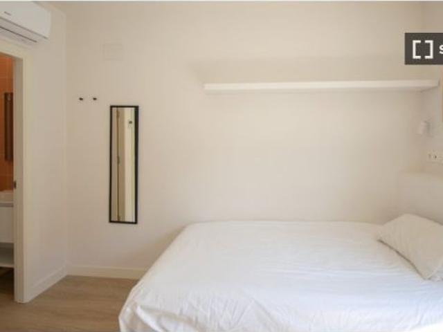 Habitación en un piso compartido de 14 habitaciones en alquiler en Valdeacederas