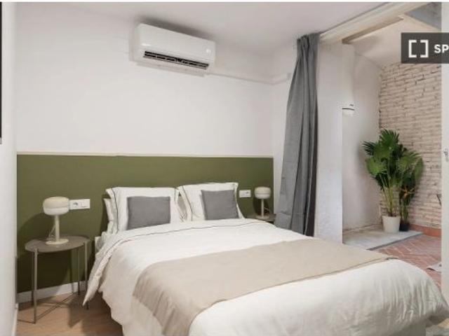 Habitación en un piso compartido de 15 habitaciones en alquiler en El Raval