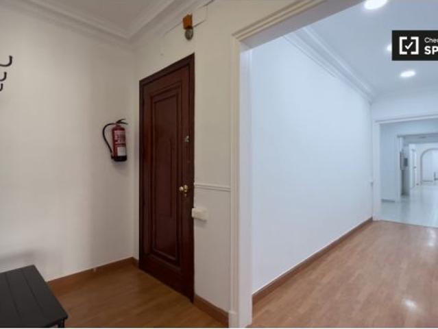Habitación en un piso compartido de 15 habitaciones en Sant Gervasi Galvany, con gastos incluidos, i