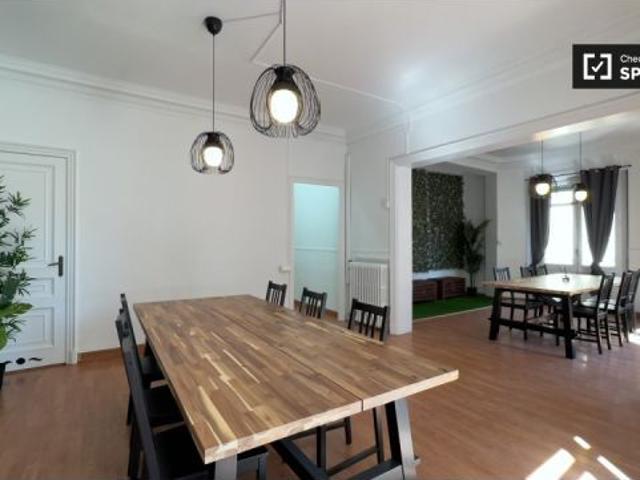 Habitación en un piso compartido de 15 habitaciones en Sant Gervasi Galvany, con gastos incluidos, i