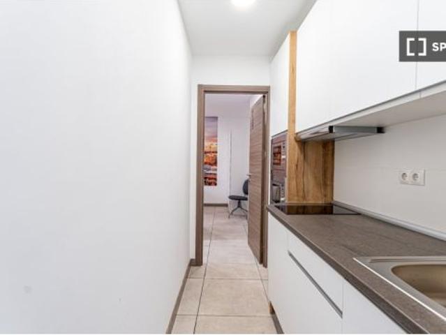Habitación en un piso compartido de 18 habitaciones en Sol, con todos los gastos incluidos