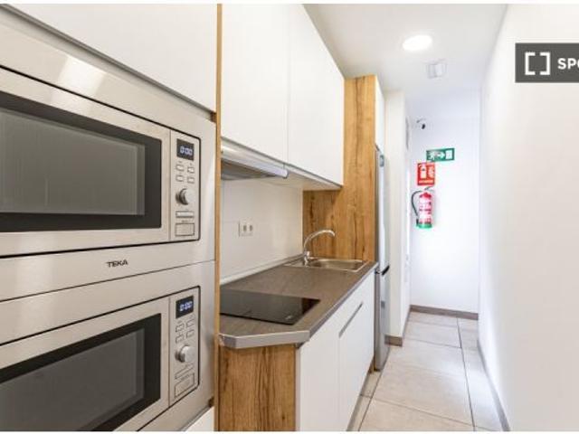 Habitación en un piso compartido de 18 habitaciones en Sol, con todos los gastos incluidos