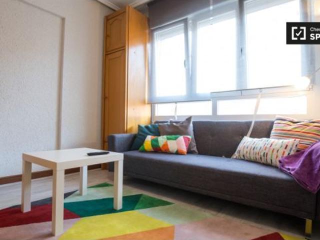Habitación en un piso compartido de 3 habitaciones en Uribarri, con gastos incluidos, ideal para pro