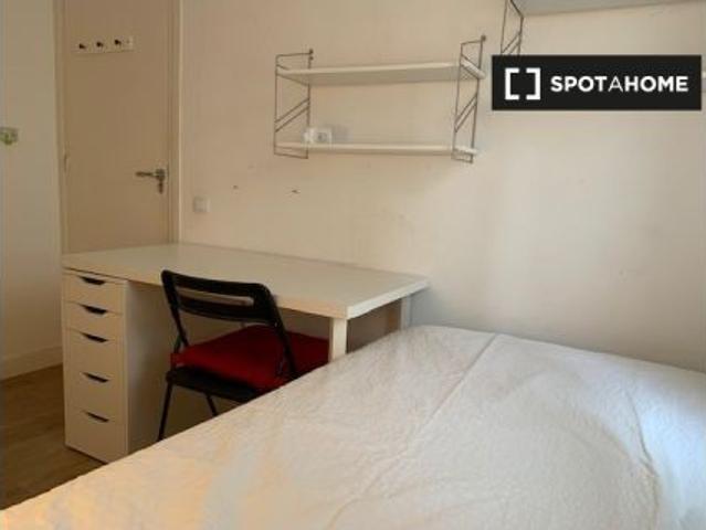 Habitación en un piso compartido de 3 habitaciones en Vila de Gràcia, solo para mujeres