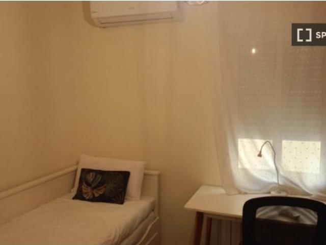 Habitación en un piso compartido de 3 habitaciones en alquiler en Palacio, gastos incluidos