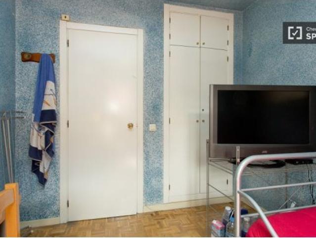 Habitación enorme con amplio espacio de almacenamiento en el apartamento compartido, Chamartín