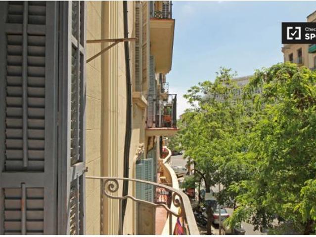 Habitación enorme con armario independiente en el apartamento compartido, Eixample