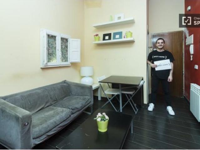 Habitación enorme con armario independiente en el apartamento compartido, Puerta del Ángel