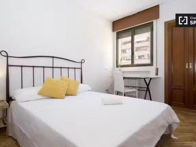 Habitación enorme en un apartamento de 5 dormitorios en Fuenca.