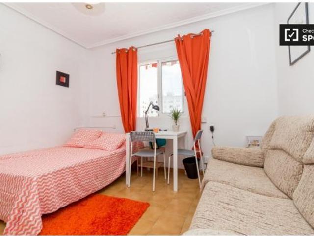 Habitación equipada con amplio trastero en piso compartido, El Pla del Real