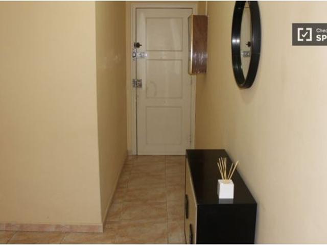 Habitación equipada con cómoda en piso compartido, Eixample