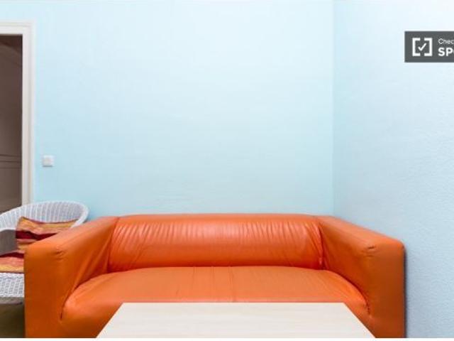 Habitación equipada con cómoda en un apartamento de 9 dormitorios, Malasaña