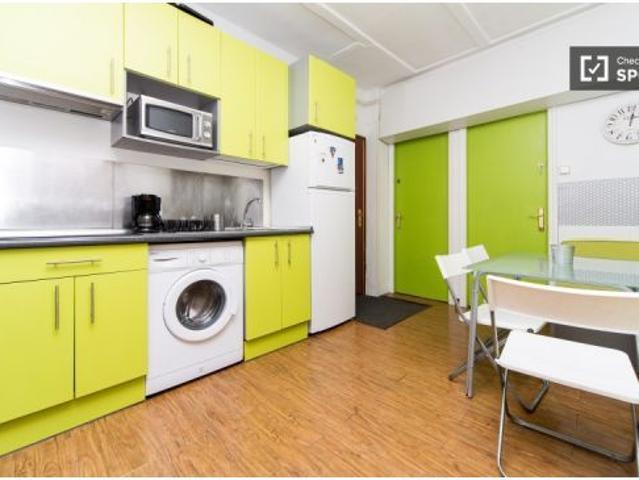 Habitación equipada con escritorio en un apartamento de 6 habitaciones, Latina