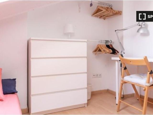 Habitación equipada con llave independiente en un apartamento de 4 dormitorios, Sol