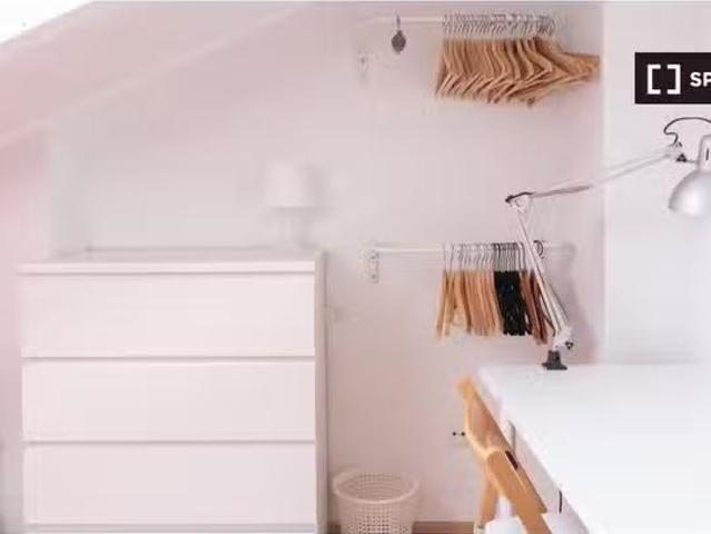 Habitación equipada en apartamento de 4 dormitorios en Sol, Ma.