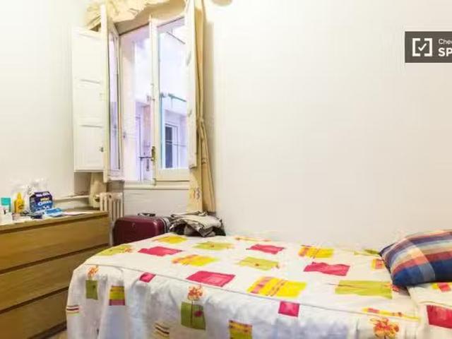 Habitación equipada en apartamento de 4 dormitorios en Salaman.