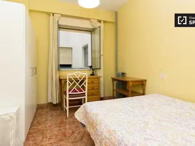 Habitación equipada en apartamento de 4 dormitorios en Realejo.