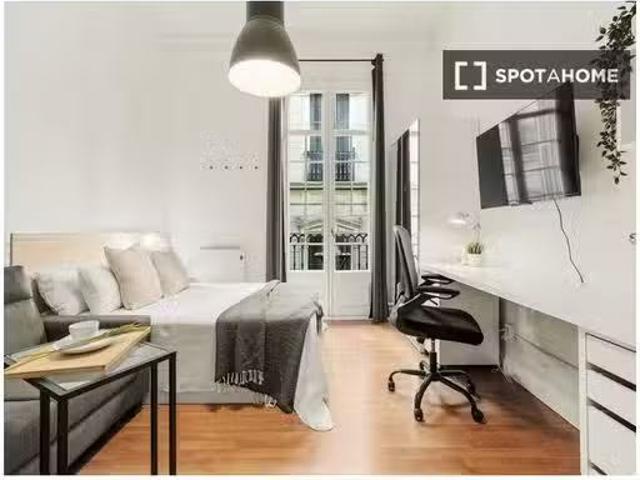 Habitación fresca en un apartamento de 9 dormitorios en El Bor.