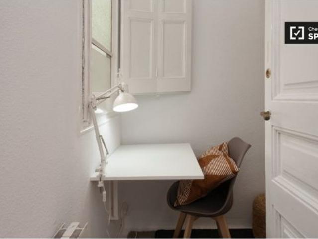 Habitación fresca en alquiler en apartamento de 9 habitaciones en Gracia