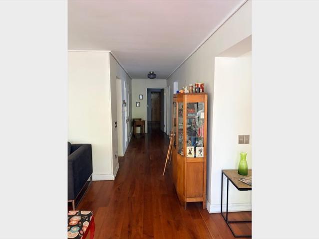 Habitación grande y muy luminosa, con baño privado en Los Leones. Edificio con estacionamiento
