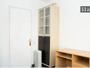 Habitación grande con calefacción en piso compartido, Nou Barris