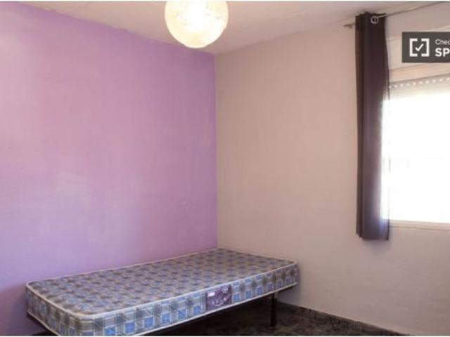Habitación grande con calefacción en piso compartido, Nou Barris