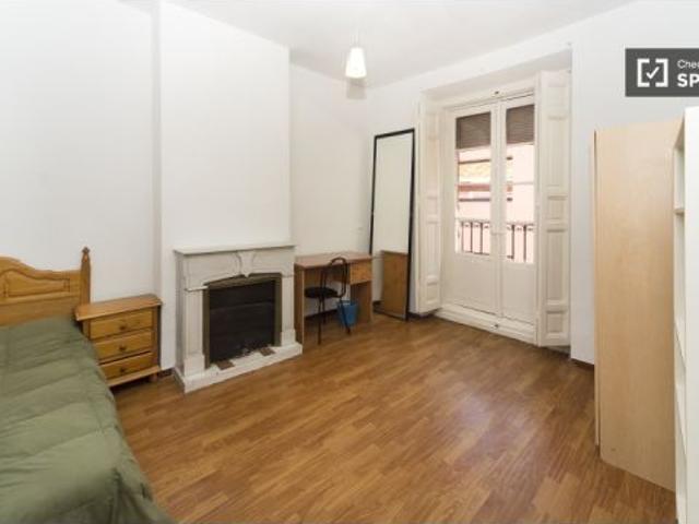 Habitación grande con armario independiente en apartamento de 9 habitaciones, Malasaña Sólo mujere