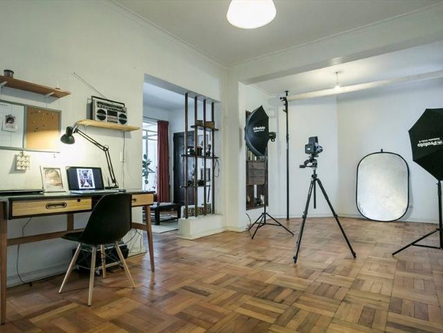 Habitación grande con baño privado en dpto antiguo de 130 mts 2
