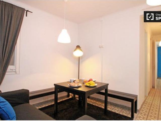 Habitación grande con escritorio en un apartamento de 4 dormitorios, Poble Sec