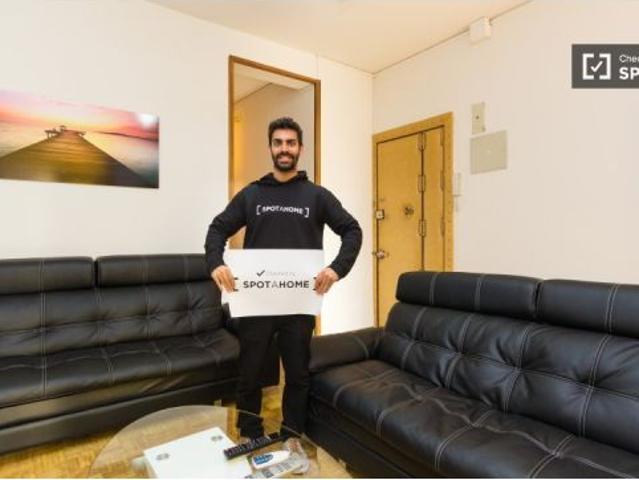 Habitación grande con escritorio en piso compartido, Puerta del Sol